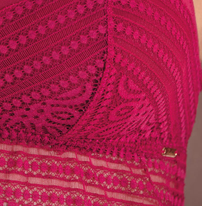 This plunge bra features an intricate floral soft, stretchy lace and geometric dots pattern that provides an alluring look, while graduated padding ensures a flattering silhouette.