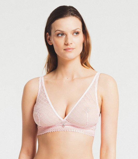 The Bralette from the Paco line showcases a captivating geometric embroidery. The intricate chain and link pattern is delicately stitched onto a sheer tulle fabric, artfully emphasizing curves and elegantly exposing the skin.