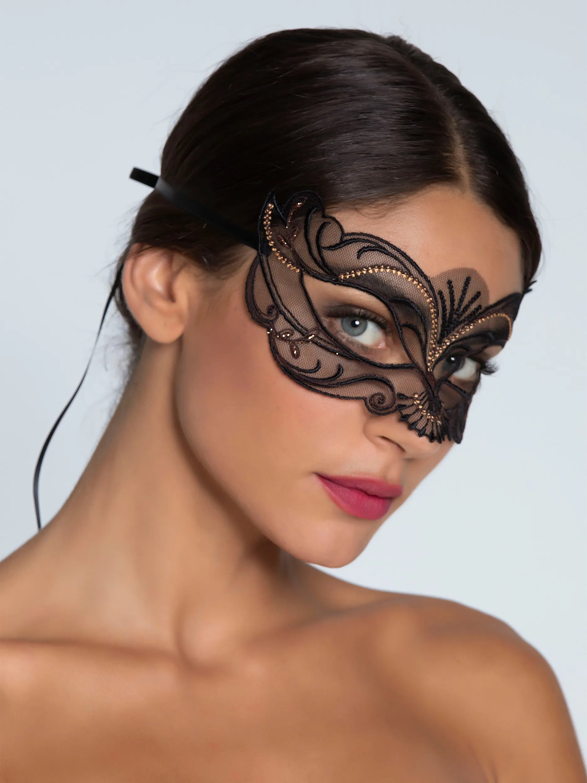 Women is wearing Fauve Amour Eye Mask from Lise Charmel side picture showing the front look as well