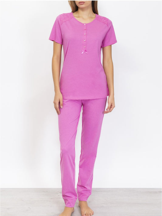 Verdissima's pajama set flaunts a macro-flower motif lace insert, delivering a modern yet elegant design. 