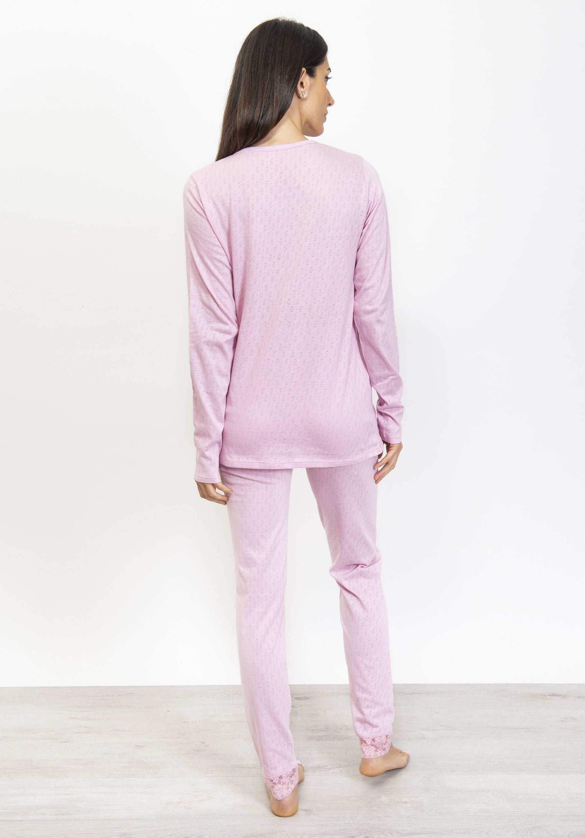 This premium pointelle cotton pajama set is crafted with a soft, subtly-textured fabric. Its long-sleeved top and trousers feature an elegant color palette that strikes a balance between comfort and style. 