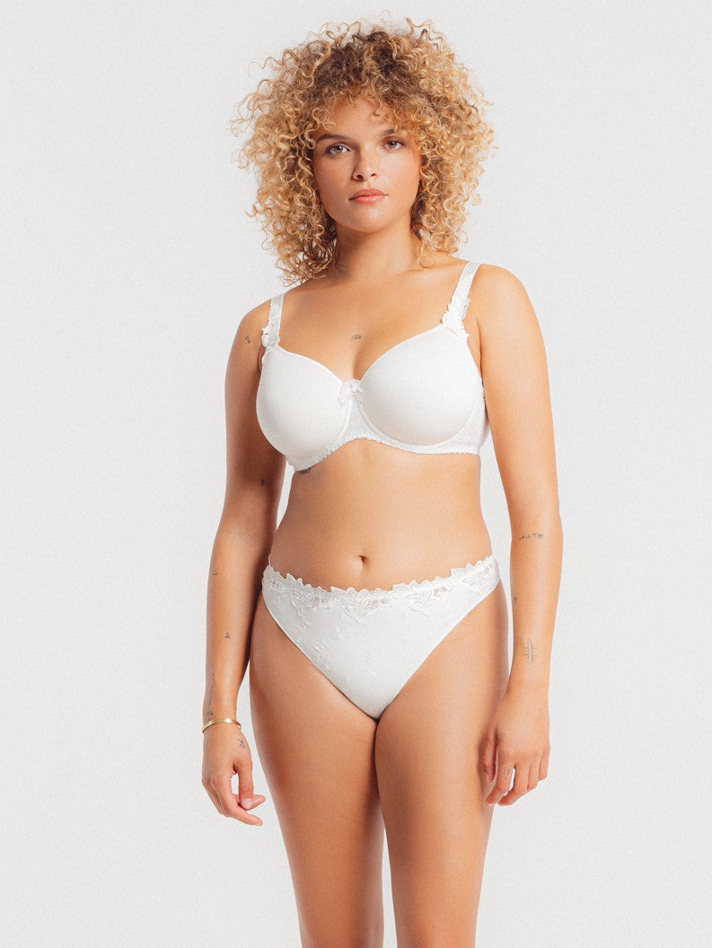 The Louisa Bracq thong from the Lys Royal line is adorned with garlands of small tone-on-tone leaves at the front, and is elevated with a generous floral pattern for a touch of added allure.